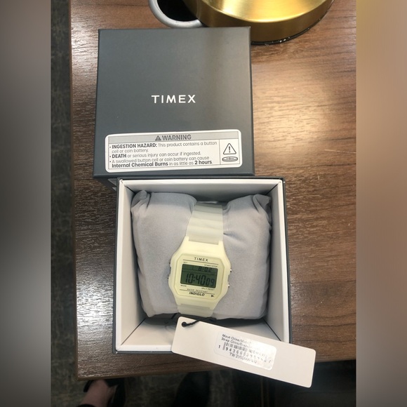 Timex T80 Glow In The Dark Watch - Picture 6 of 11